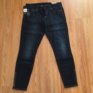 Skinny jeans w/ ankle zip detail
